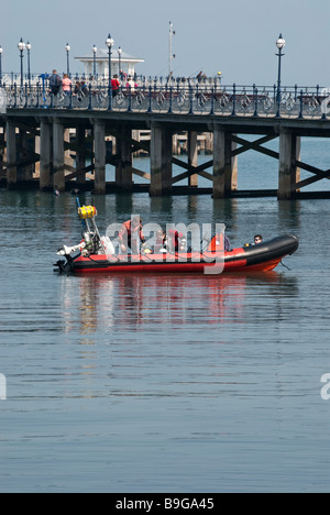 Taucher Schlauchboot von Pier in Swanage vorbereiten Stockfoto