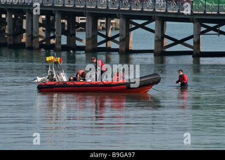 Taucher Schlauchboot von Pier in Swanage vorbereiten Stockfoto