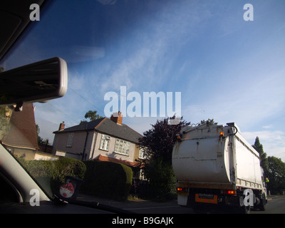 Ein Papierkorb / trash Wagen machen wöchentlich Abfall/recycling Sammlungen. Stockfoto