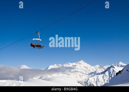 Mit einem Sessellift über den Alpen Stockfoto