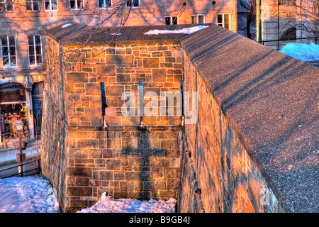 Die ersten Sonnenstrahlen treffen die Stadtmauer rund um den Montmorency Park in Quebec Stadt-HDR-Foto. Stockfoto