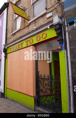 Curry, indische gehen mitnehmen Shop Shop mit Brettern vernagelt und gegangen in Norwich, Norfolk, Großbritannien Stockfoto