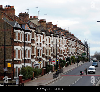 Eine Reihe von Maisonette-Wohnungen, Wohnungen, wohnen, in London, England, während der Kreditkrise, Gehäuse Einbruch, Wirtschaftskrise Stockfoto