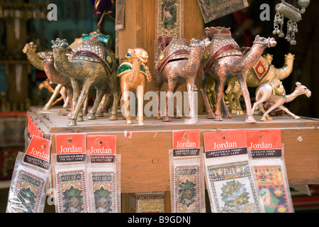 Artikel für den Verkauf in einem touristischen Geschenk-Shop, Jordanien Stockfoto