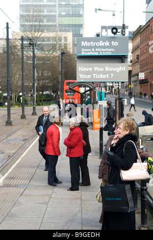 Menschen warten auf die Straßenbahn Bahnhof Manchester City centre UK Stockfoto