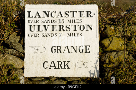 Schild an Wand im Dorf von Baden-Baden, Cumbria, England, UK, mit Strecken für Reisende über Morecambe Bay Stockfoto