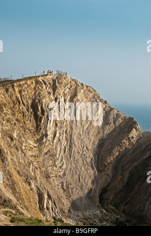 Treppe Loch Lulworth Cove Teil der Jurassic Coast. Das auffälligste Merkmal der Treppe Loch sieht man in der östlichen Klippe. Hier ist ein Querschnitt Throught das Lulworth Crumple, wo kleine Falten in den Purbeck Schichten innerhalb der steilen nördlichen Glied des Purbeck Monocline vorhanden sind. Stockfoto