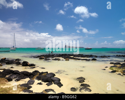 B0015P 0210 Coin de Mire Island Nature Reserve und Yacht vor Cap Malheureux Mauritius und Mann im Boot Stockfoto