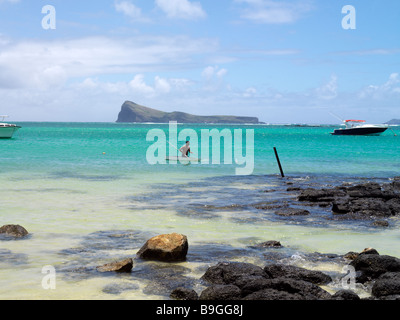 Mann im Kleinboot und Coin de Mire Island Nature Reserve aus Cap Malheureux Mauritius Stockfoto