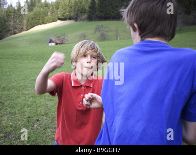 Wiese jungen kämpft seitwärts Menschen 11-13 Jahre Kinder zwei Kindheit Freunde Feinde Streit Gerangel Kampf Schlägereien Rivalen Stockfoto