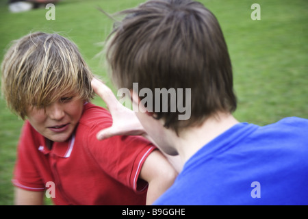 Wiese jungen kämpft seitwärts Menschen 11-13 Jahre Kinder zwei Kindheit Freunde Feinde Streit Gerangel Kampf Schlägereien Rivalen Stockfoto