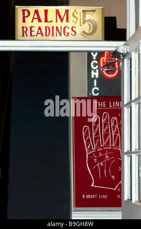 Palm-Lesungen fünf Dollar! Der vordere Eingang zum einen psychische Palm Reader laden. Stockfoto