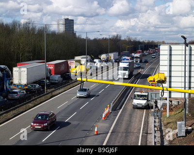 Blitzer und Straße Verkehrsunfall auf der Verbindungsstraße von M42/M6, in der Nähe von Birmingham Stockfoto