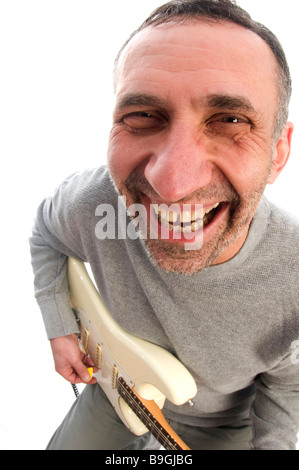 Guitar Player Musiker Mittelalter senior Mann Fisch Auge Ansicht ausdrucksstarke Gesicht glücklich lächelnd Lachen lustig Stockfoto