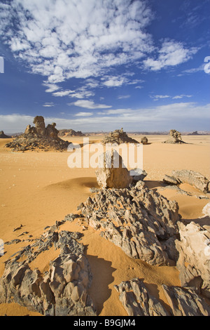 Afrika-Libyen Jabal Akakus Stein-Wüste Afrika Akakus Djebel Akakus Dünen einsame Felsen Felsformation Rock-Wüste Bereich Horizont Stockfoto