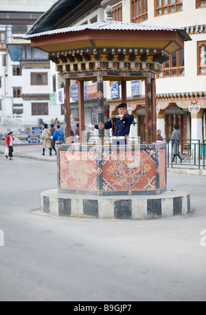 Polizist regelt den Verkehr in der Hauptstadt von Bhutan Thimpu. Stockfoto