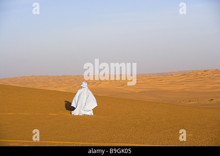 Afrika-Libyen Erg Ubari Tuareg Abendgebet Sand-Wüste zurück anzeigen Abendgebet Afrika Araber-Berber-Berber Leute beten Stockfoto