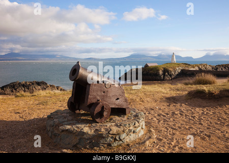 Alte Kanone und Blick auf Twr Bach kleinen Leuchtturm auf Ynys Llanddwyn Island in Küsten AONB. Amlwch, Isle of Anglesey Wales England Großbritannien Stockfoto