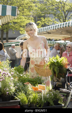 Menschen wählen Woche Marktfrau Warenkorb Kräuter-Serie blond Sommerkleid Korb Küchenkräuter wählt Kundenmarkt Stockfoto