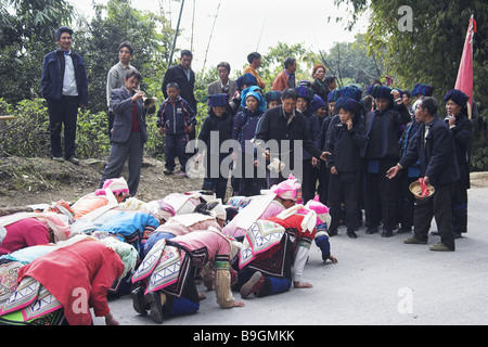 Asien China Kunming Begräbnis-Zeremonie Asien Begräbnis-Rite Brauch-Haube China chinesische nachgiebig Familie glauben Gruppe Bestattungskultur Stockfoto