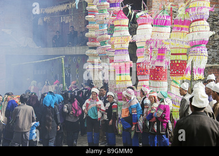 Asien China Kunming Begräbnis-Zeremonie Asien Begräbnis-Rite Brauch-Haube China chinesische Familie glauben Gruppe Bestattungskultur Kunming Menschen Stockfoto