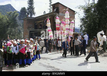 Asien China Kunming Begräbnis-Zeremonie Asien Begräbnis-Rite Brauch-Haube China chinesische Familie glauben Gruppe Bestattungskultur Kunming Menschen Stockfoto