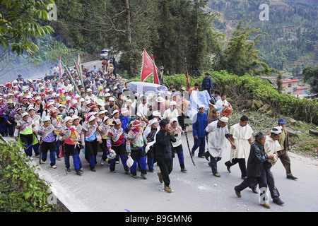 Asien China Kunming Begräbnis-Zeremonie Asien Bestattung Bestattung-Rite begleitende Brauch-Haube China chinesische Familie glauben Gruppenkultur Stockfoto