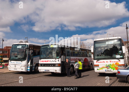 Busse warten am Bahnhof in Norwich, Norfolk, Großbritannien zu holen Bahnkunden aufgrund abgesagt Zugverbindungen Stockfoto