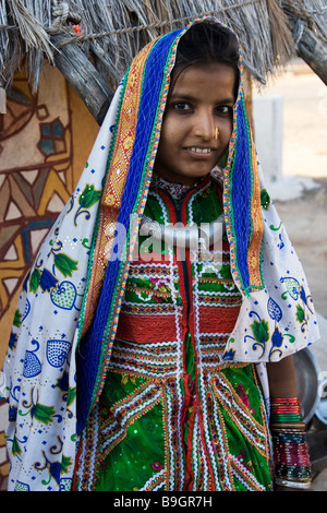 Mädchen in traditionellen indischen Stammes-Kleid. Diese Art der Trachtenmode ist in Rajasthan und Gujarat Staaten, Nord-Indien getragen Stockfoto