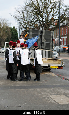 Junge jüdische orthodoxe Männer feiern das Fest der Purim in Stamford Hill London Stockfoto