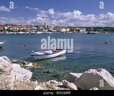 Kroatien Istrien Pakostane Ortschaft Perspektive Fischerboot Küste Adria See Wellen Felsen Wassersteinen Boot Holz-Boot Stockfoto