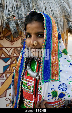 Mädchen in traditionellen indischen Stammes-Kleid. Diese Art der Trachtenmode ist in Rajasthan und Gujarat Staaten, Nord-Indien getragen Stockfoto