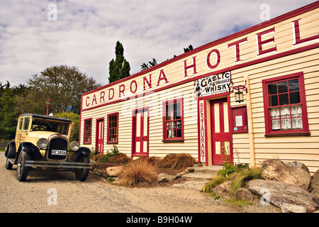 Historisches Cardrona Hotel mit einem alten Jahrgang Chrysler Auto außerhalb Crown Range Road, Central Otago, Südinsel, Neuseeland geparkt. Stockfoto