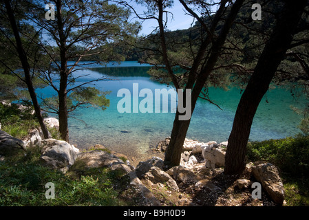 Das azurblaue Wasser des Malo Jezero oder kleinen See auf der Insel Mljet, Kroatien Stockfoto