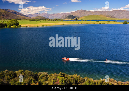 Wasserschifahrer am Lake Wanaka auf Glendhu Bay Central Otago Südinsel Neuseeland Stockfoto