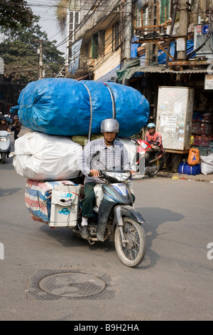 Lieferung auf Motorrad-Hanoi-Vietnam Stockfoto