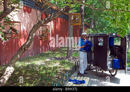 China, Peking, Jingshan Park. Vogel-Züchter und Vogelkäfige. Stockfoto