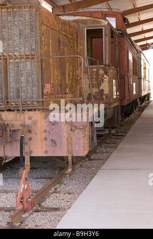 Zugausstellung im Nevada State Railroad Museum in Boulder City, Nevada, USA, mit historischen Eisenbahnwaggons und Lokomotiven. Stockfoto