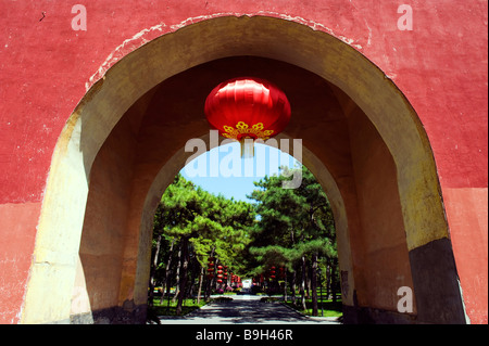 China, Peking, Ditan Park. Eine Laterne dekorierte Torbogen Stockfoto