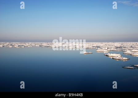 Eis schwimmt auf dem Lake Michigan Stockfoto