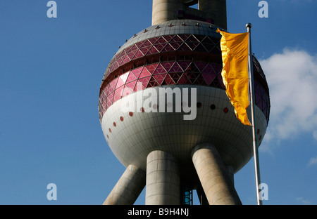 China, Shanghai. Der Oriental Pearl Tower in Pudong Stockfoto