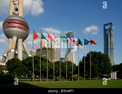 China, Shanghai. Wolkenkratzer und Oriental Pearl Tower in Pudong. Stockfoto