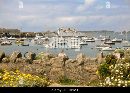 Ein Blick durch den Hafen von Hugh Town mit dem Passagierschiff Scillonian III am St Marys auf die Isles of Scilly England UK Stockfoto