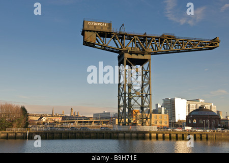 Versand-Kran in der Nähe von Clyde Arc oder zuzukneifen Brücke Glasgow Schottland, Vereinigtes Königreich Stockfoto