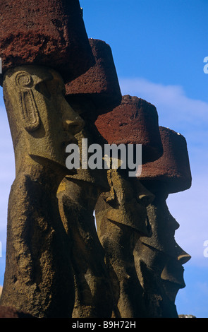 Chile, Osterinsel, Anakena. Ahu Nau Nau, stehenden Moai Statuen gekrönt mit roten Schlacken Kopfschmuck (bekannt als Pukao). Stockfoto
