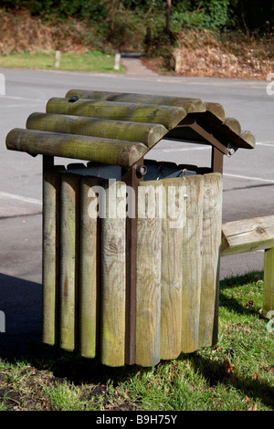 Ein Mülleimer mit Baumstämmen in einem Parkhaus Landschaft, Surrey hergestellt. Stockfoto