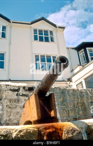 Eine Kanone aufgestellt außerhalb der Atlantic Hotel mit Blick auf Hugh Town Strand von St Marys auf die Isles of Scilly England UK Stockfoto