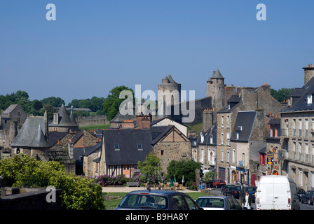 Blick auf Häuser und Schloss in Fougeres, Ille et Vilaine, Bretagne, Frankreich Stockfoto