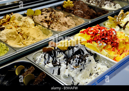 Paris Frankreich, Food Detail, italienisches weiches gefrorenes Eis, in der Vitrine, Aromen, ultraverarbeitete Lebensmittel Stockfoto