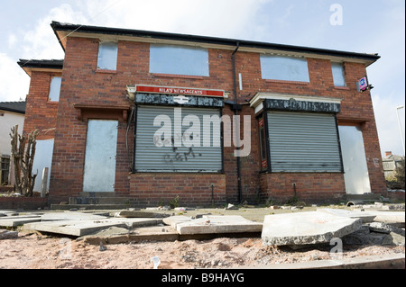 Einen leeren und verlassenen Shop auf einer verlassenen Siedlung in der Nähe von Wolverhampton in den West Midland Stockfoto